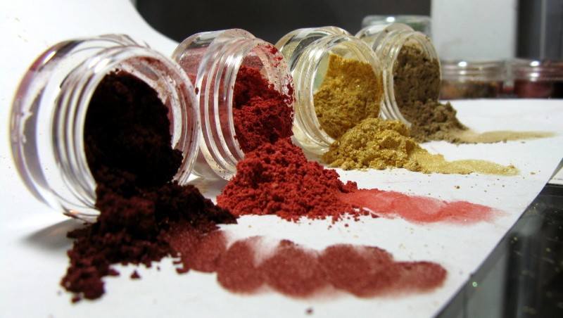 Los pigmentos vegetales son uno de los ingredientes permitidos en los cosméticos vega