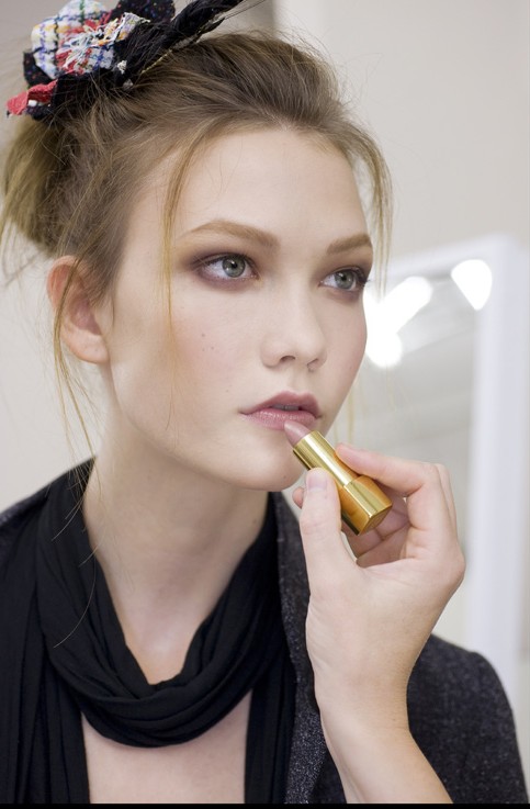 modelo con el maquillaje de la colección Les Impressions de Chanel de 2010