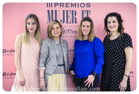 Las 3 ganadoras posando junto a Charo Carrera, directora de la revista MujerHoy