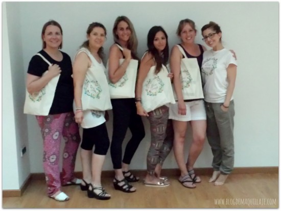 Laura (a la derecha) con el resto de asistentes al taller de bienestar emocional (yo estaba tomando la foto)