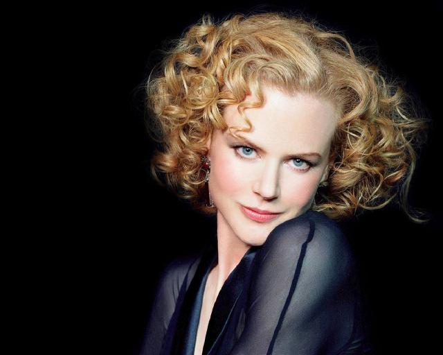 Uno de los muchos cambios de Nicole Kidman ha sido su peinado, aunque en ocasiones usa tirabuzones para recordar su antiguo estilo.