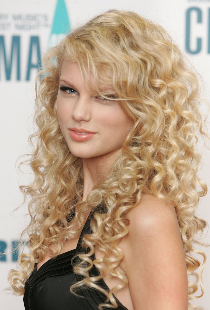 Taylor Swift tiene el cabello rizado natural aunque hace años que dejó de llevarlo así en sus apariciones públicas.