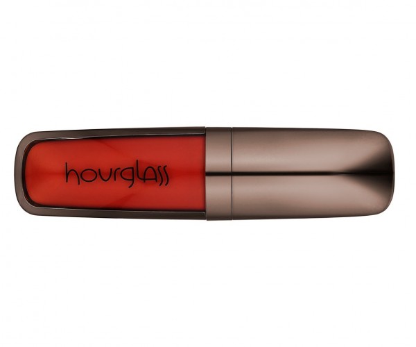 Hourglass Opaque Rouge Liquid Lipstick en el tono Raven 