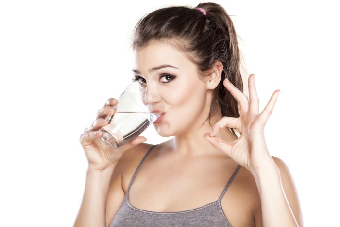 Beber agua ayudará a no retener líquidos