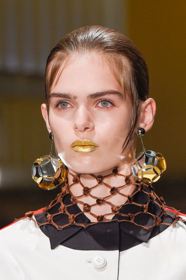 El dorado, protagonista del maquillaje que Pat McGrath creó para la pasarela de Prada primavera 2016