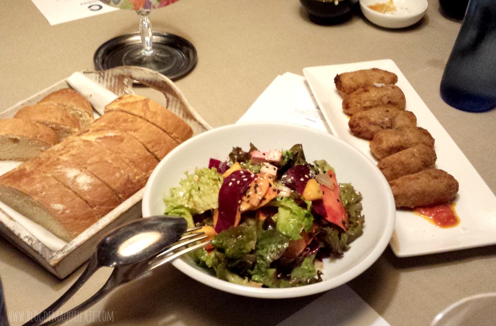 Ensalada y croquetas en el Restaurante Carlota. ¡Lo simple es delicioso!