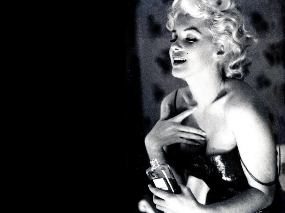 Marilyn Monroe con su frasco de Chanel Nº5