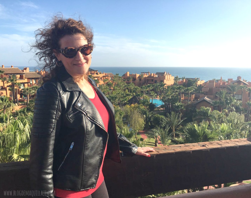 Despeinada y feliz, disfrutando del jardín del hotel y el viento de de Cádiz