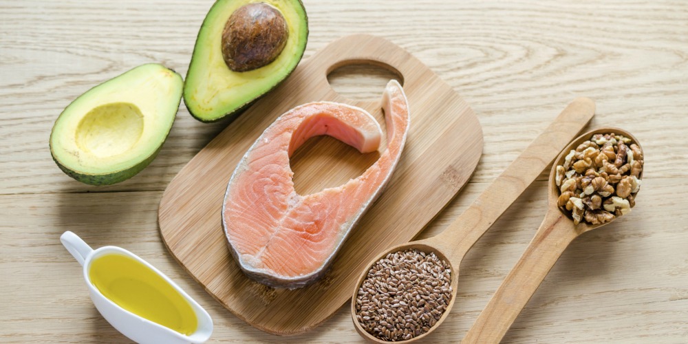 Salmón, verduras y frutos secos son una buena fuente de omega 3 y ácidos grasos de calidad