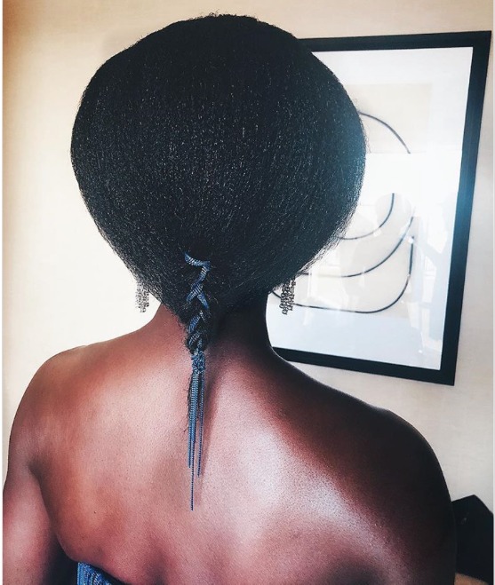 Detalle del peinado de Lupita Nyong'o en la gala de los Globos de Oro 2019