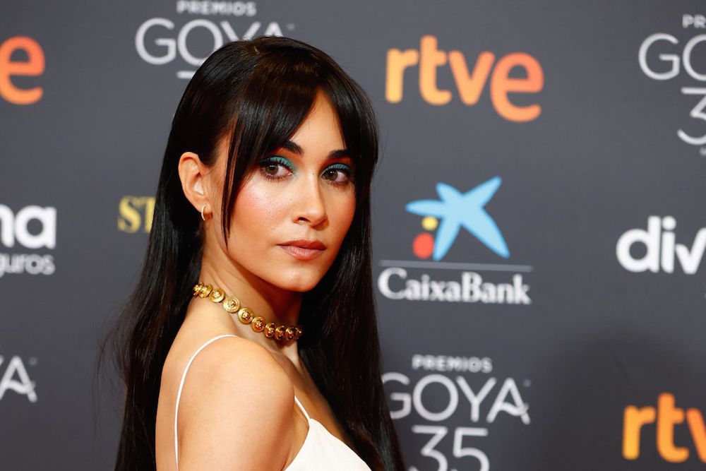La cantante Aitana con maquillaje en tono azul durante la Gala de los Goya 2021