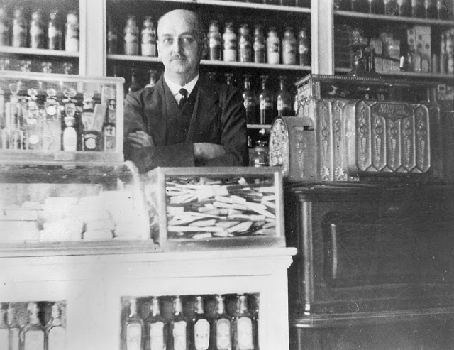 John Kiehl en su farmacia de Nueva York, origen de la marca cosmética Kiehl's