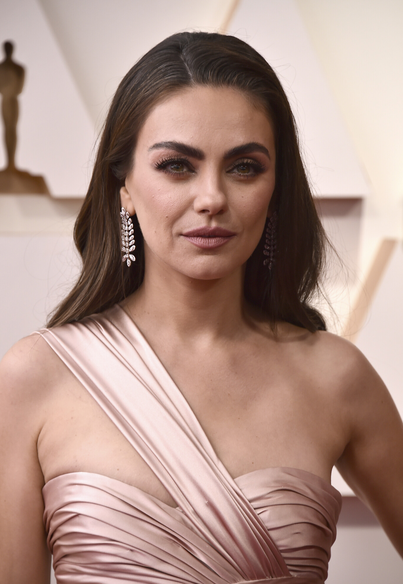Maquillaje de Mila Kunis en los Oscars 2022