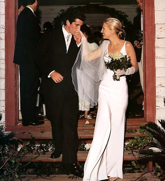Imagen de la boda entre John Kennedy Jr. y Carolyn Bessette. Su traje de novia puso en el punto de mira al diseñador Narciso Rodríguez.
