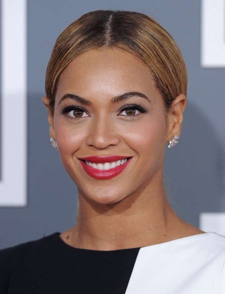 Elegante y guapísima Beyoncé no defraudó en los Grammy 2013