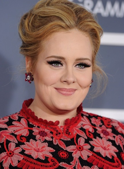 La cantante Adele cambió de modo de vestir para esta ocasión
