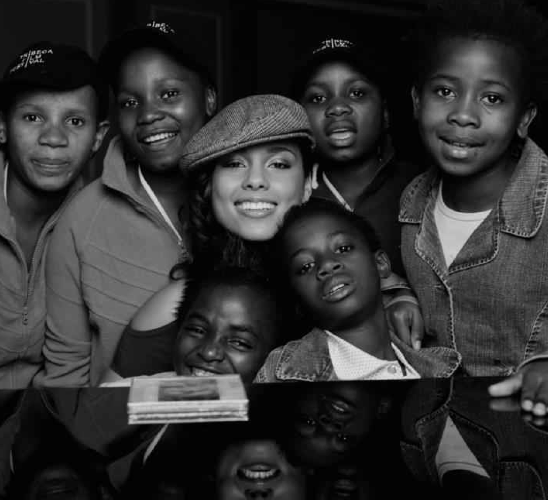 Alicia Keys con los niños de la asociación Keep a Child Alive