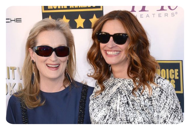 Mery Streep y Julia Roberts posando con gafas de sol.