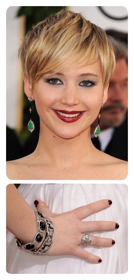 Uñas cortas y maquilladas en burdeos oscuro para Jennifer Lawrence