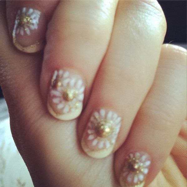 Detalle de la manicura de Zooey Deschanel según ella misma la mostró en su cuenta de Instagram